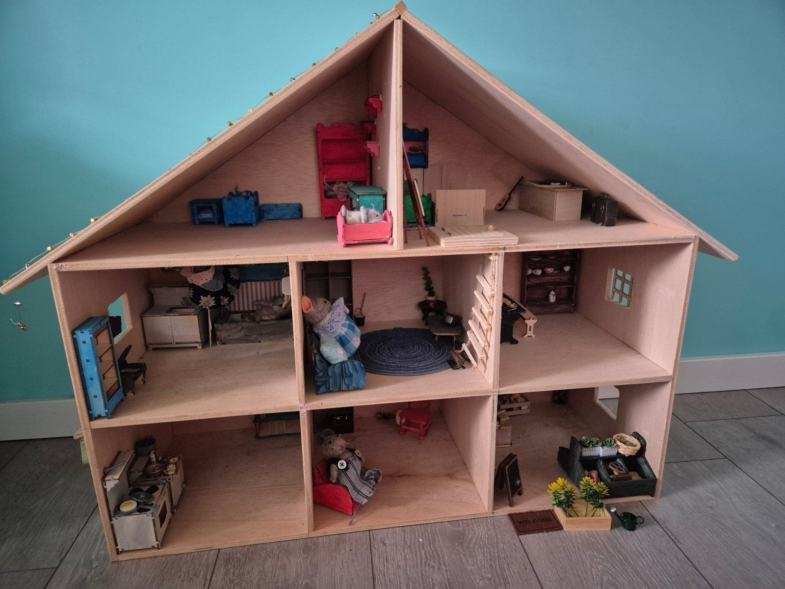 Uniek Poppenhuis / Muizenhuis met Zelfgemaakte Meubels, Ophalen, Gebruikt, Poppenhuis