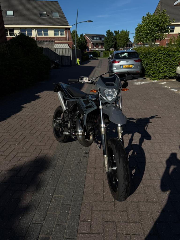 Beta RR 50 Motard Special Edition 2025 | 1e eigenaar, Fietsen en Brommers, Brommers | Derbi, Ophalen, 6 versnellingen, Maximaal 45 km/u