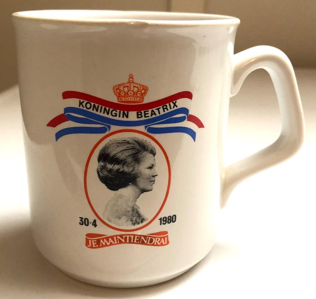 Beker mok Koningin Beatrix 30 april 1980, Ophalen, Nieuw, Nederland, Servies
