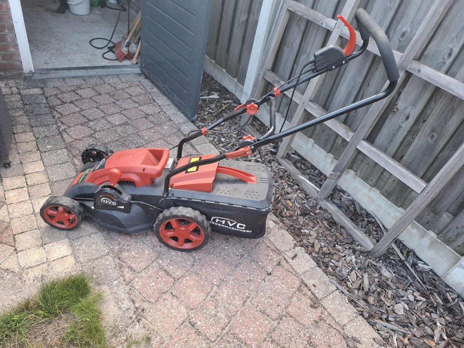 Elektrische grasmaaier met opvangbak - Zo goed als nieuw, Tuin en Terras, Ophalen, Cirkelmaaier, Elektrische grasmaaier, Zo goed als nieuw