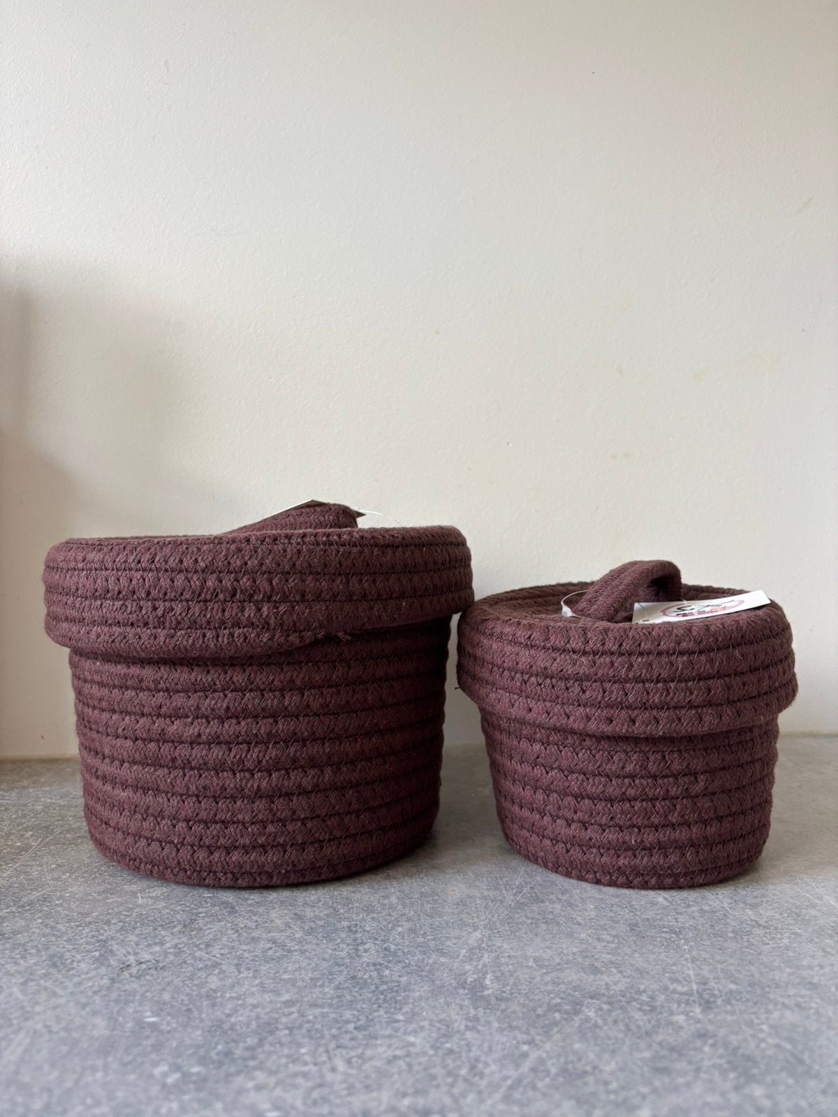 2 bruine rieten mandjes, Overige materialen, Met deksel, Mand, Rond