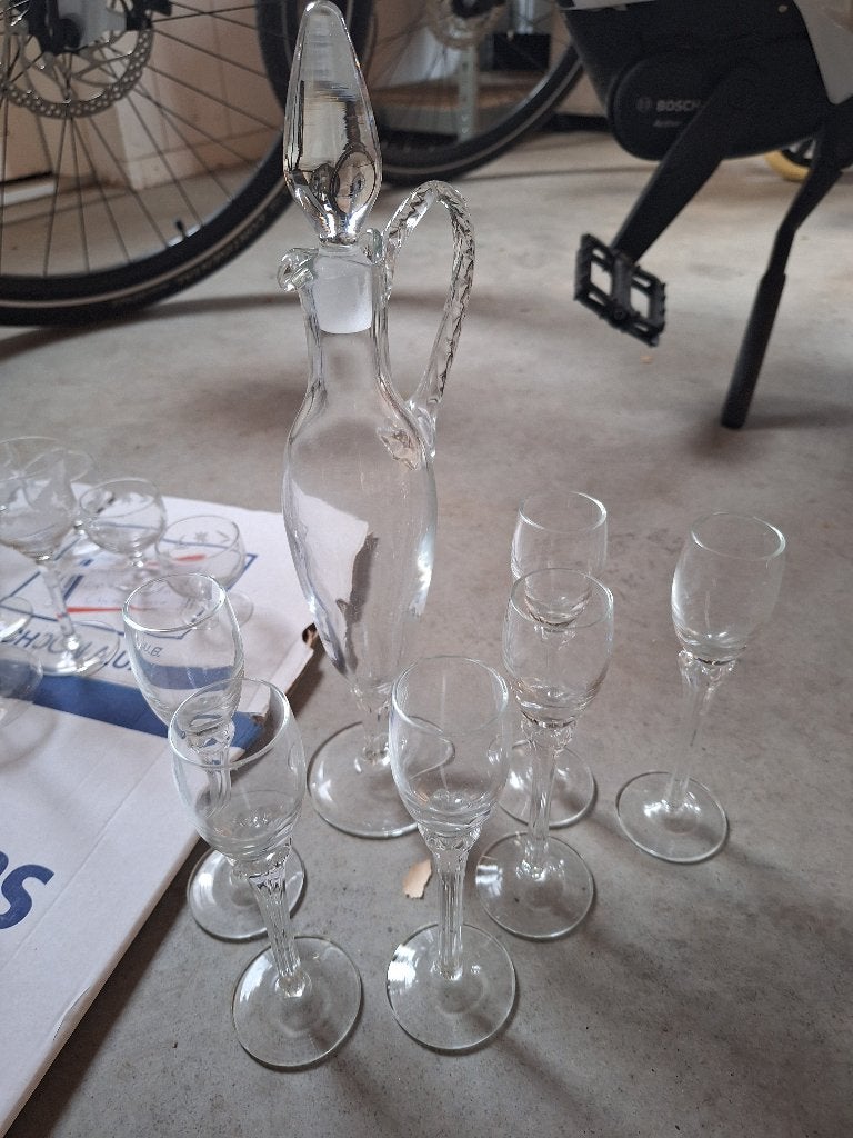 Karaf met 6 likeurglaasjes, Ophalen