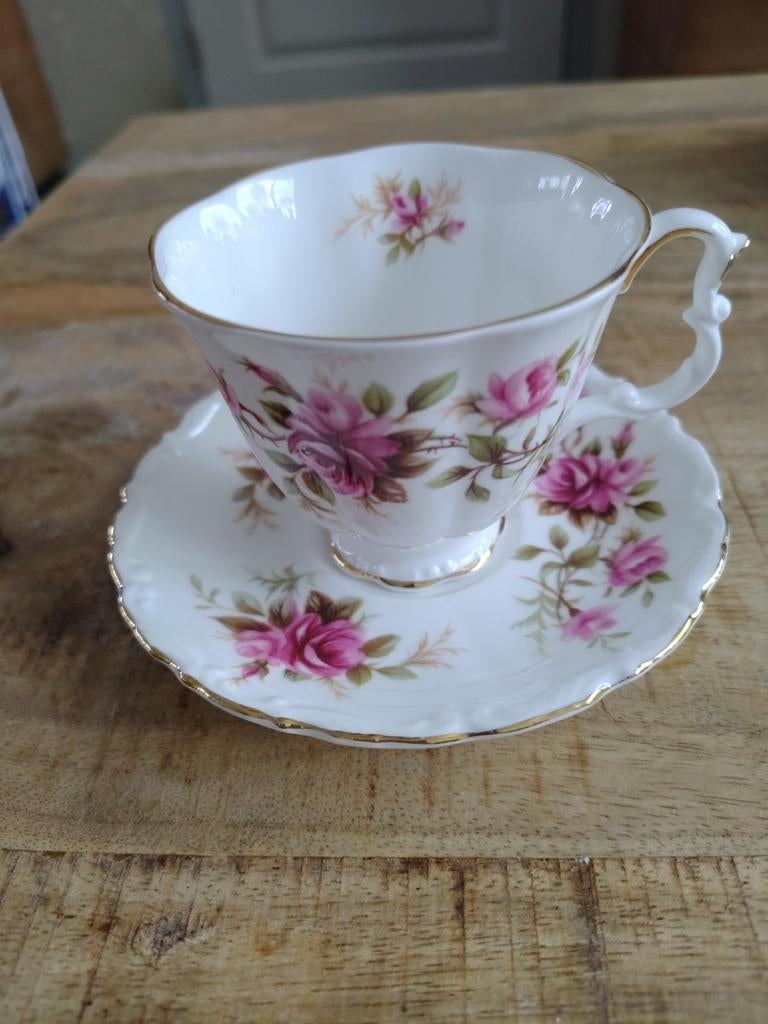 Royal Albert Romance theekop en schotel, Ophalen of Verzenden