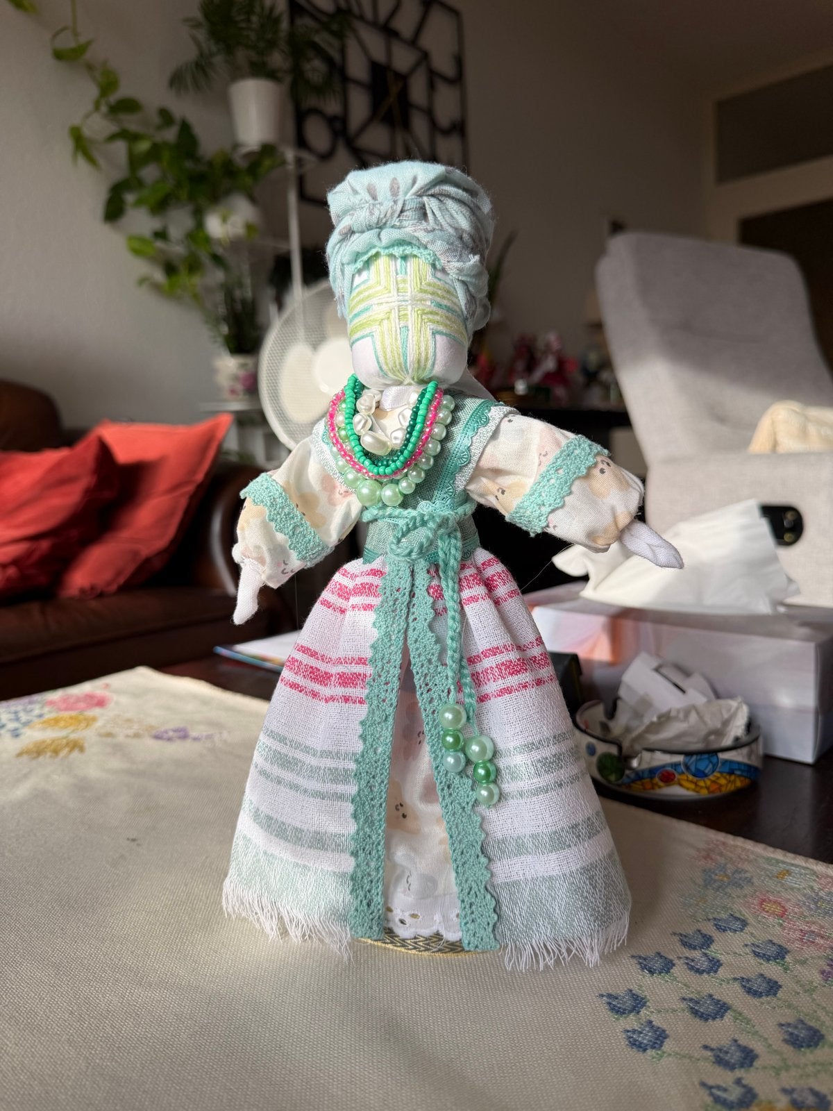 Handgemaakte decoratieve pop in traditionele kleding, Verzamelen, Ophalen, Nieuw, Pop