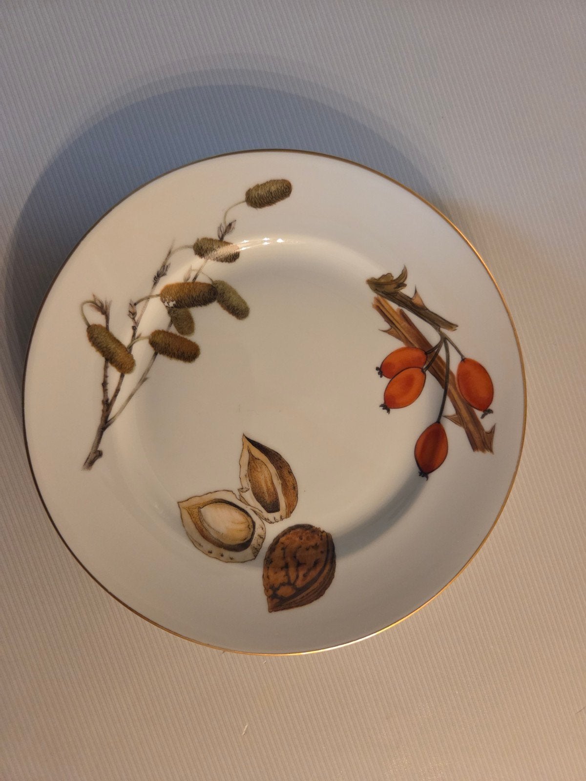 Royal Worcester Wild Harvest bord - Bessen en noten, Ophalen of Verzenden