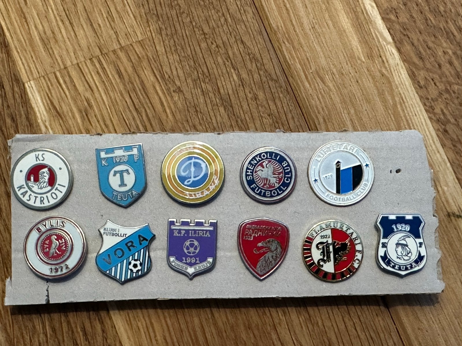 Voetbalpins Albanie per stuk€5, Ophalen of Verzenden, Zo goed als nieuw