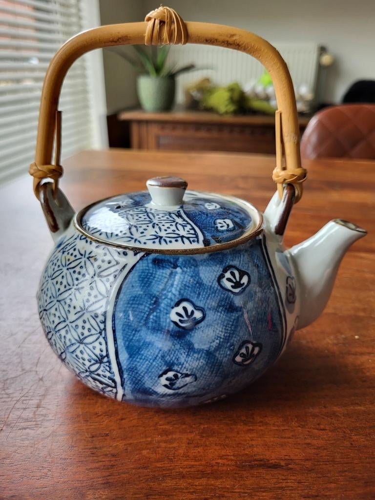 Mooie Japanse theepot, bamboe hengsel, blauw-wit, 10 cm hoog, Ophalen of Verzenden