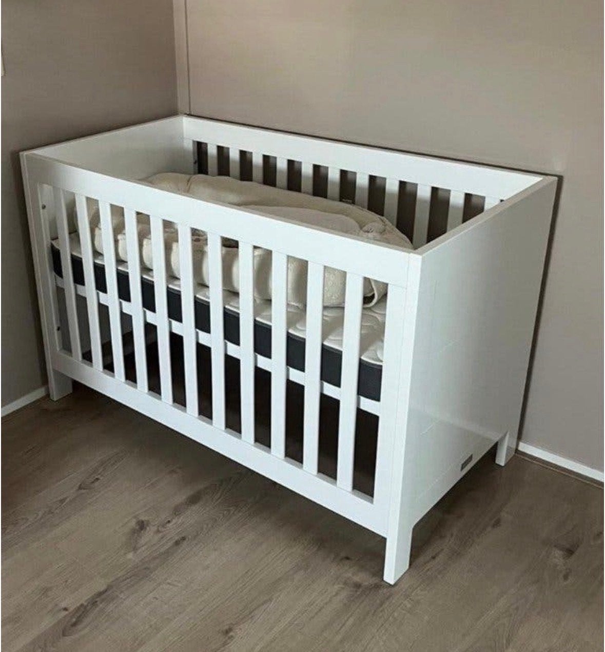 Bopita Wit Ledikant + matras - In Hoogte Verstelbaar Babybed, Kinderen en Baby's, Ophalen, Zo goed als nieuw, Ledikant