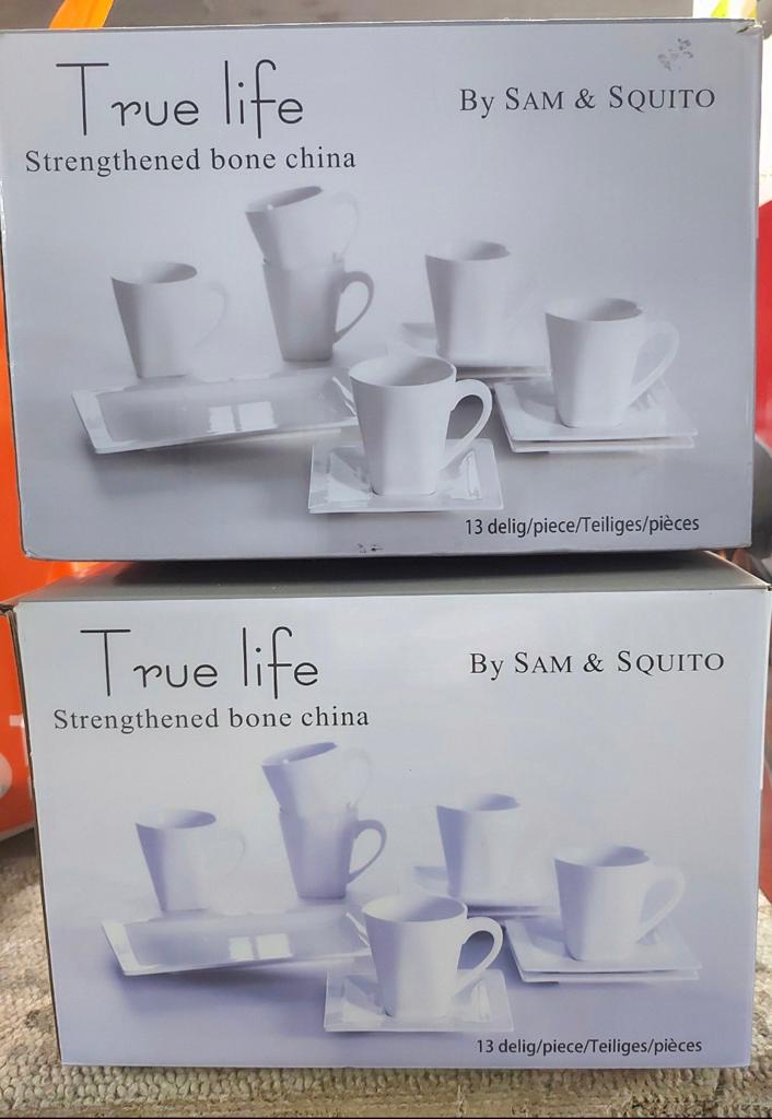 True Life servies set. Kopjes, schotels en serveelschaal, Huis en Inrichting, Keuken | Servies, Nieuw, Ophalen of Verzenden, Overige stijlen