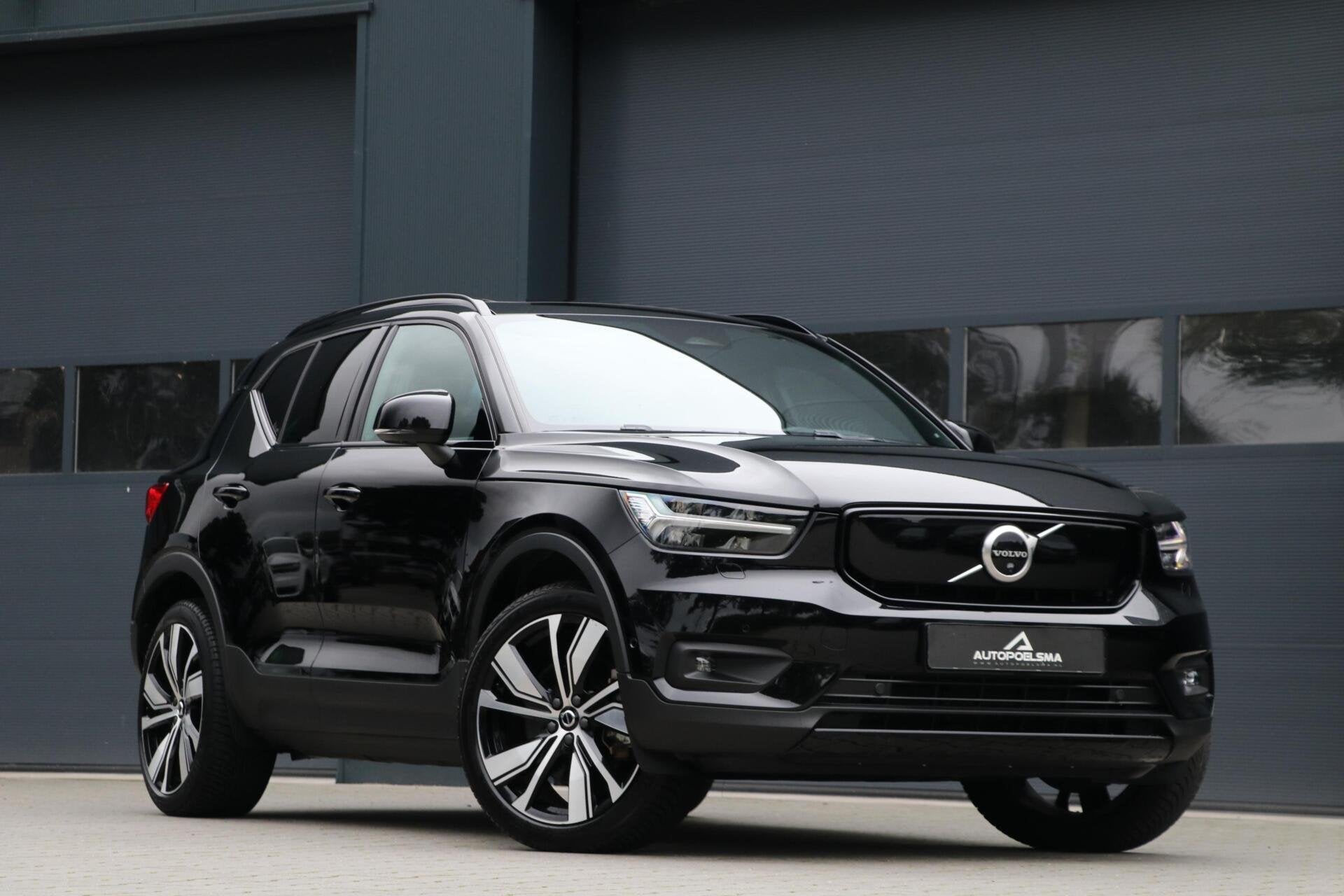 Volvo XC40 Recharge Pro |R-DESIGN| Panodak Trekhaak 19'Inch, Dealer onderhouden, Zwart, 417 km, Zwart