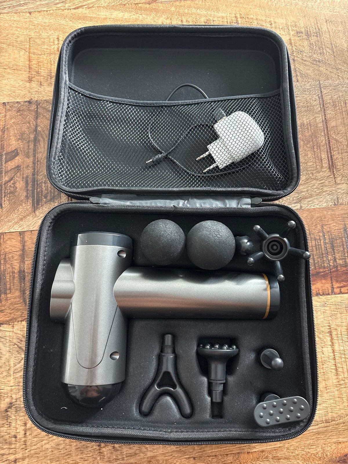 Massage Gun met Opzetstukken en Oplader in Koffer, Ophalen, Zo goed als nieuw, Apparaat