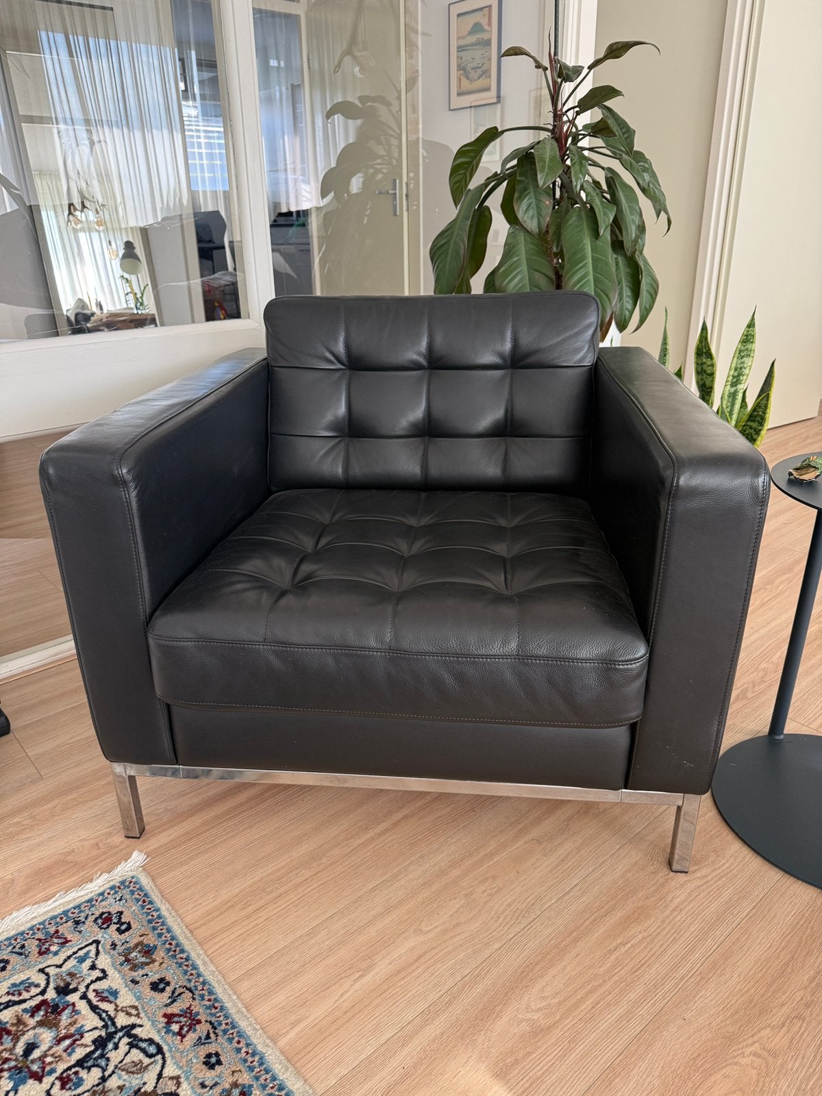 IKEA Karlstad leren fauteuil zwart, 2 stuks420 €235 per stuk, Ophalen, Eenpersoons, 75 tot 100 cm, Zo goed als nieuw