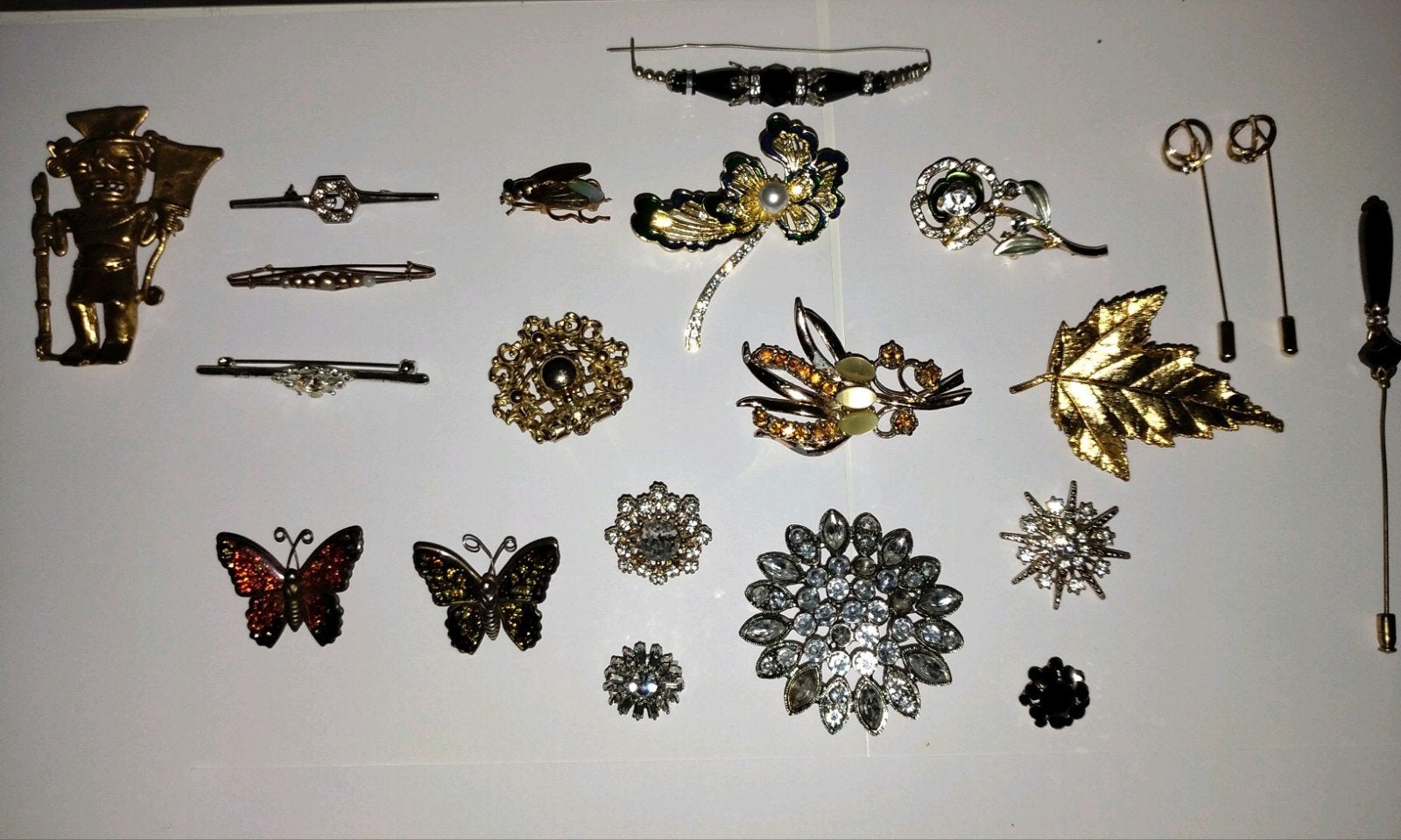 21 Vintage Broches met Stenen en Emaille opstaat Collectie, Overige materialen, 4 tot 7 cm, Zo goed als nieuw, Goud