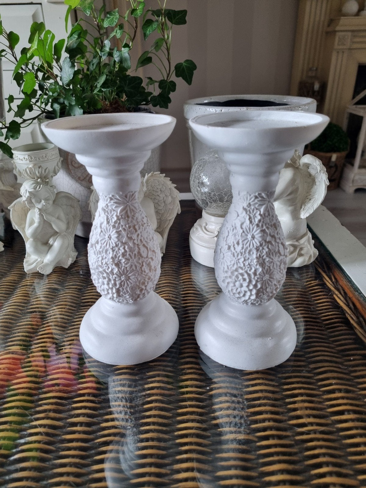 2 kandelaars bloemmotief wit, Ophalen of Verzenden, Wit