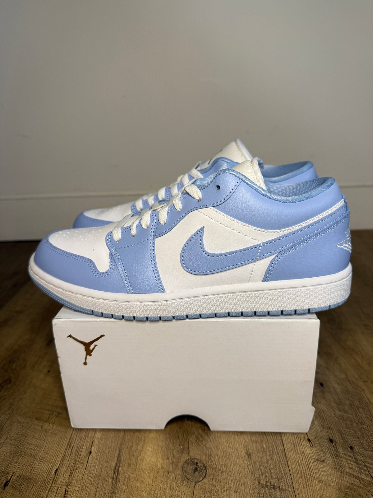Nieuwe Air Jordan 1 Low UNC (Maat 42), Kleding | Heren, Schoenen, Ophalen of Verzenden, Nieuw, Blauw, Sneakers of Gympen