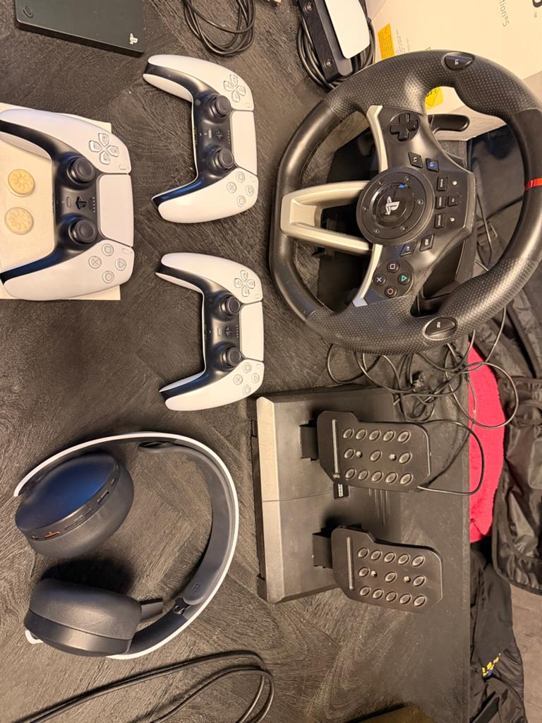 PS5: 2,5T, Console, 3 Controllers, Stuur, Headset & Games, Ophalen of Verzenden, Zo goed als nieuw, Controller, PlayStation 5