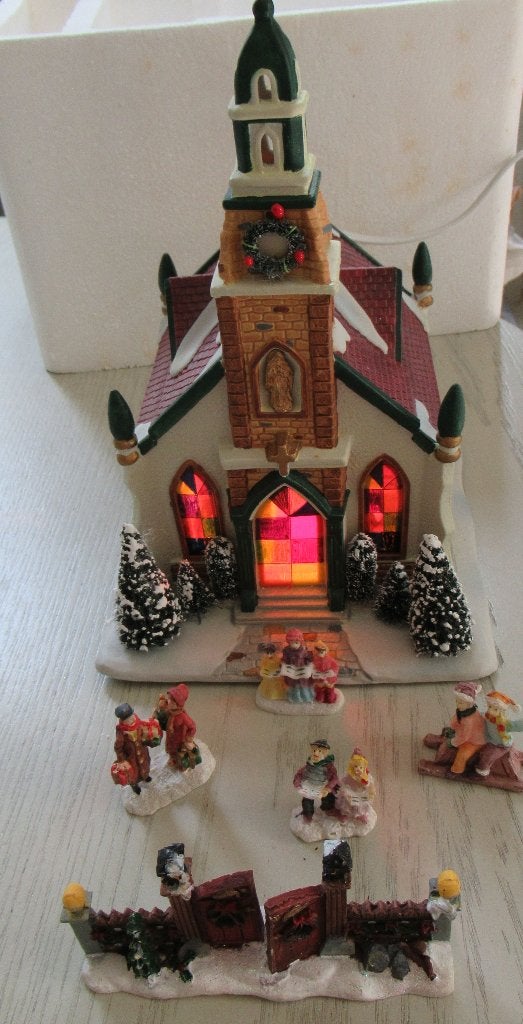 Dickensville Kerk met adapter,verlichting en extra poppetjes, Ophalen, Zo goed als nieuw