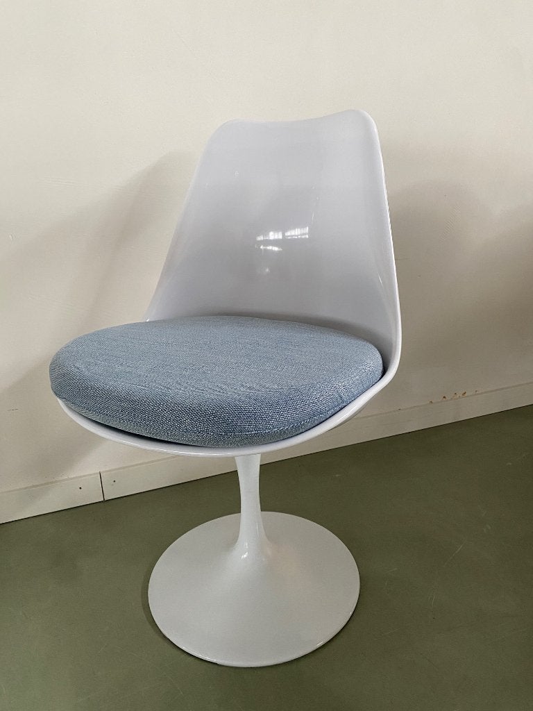 Tulip chair design stoel met licht blauw kussen, Huis en Inrichting, Overige materialen, Blauw, Nieuw, Ophalen of Verzenden