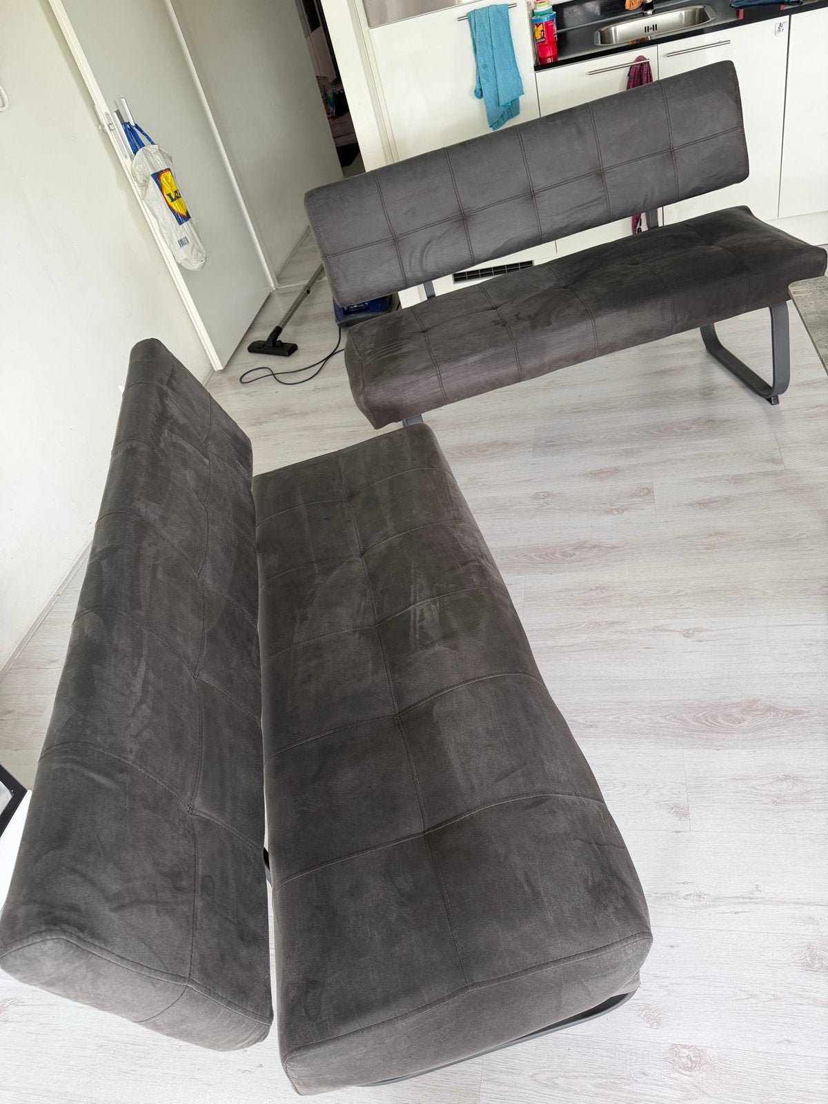 2 grijze eettafelbanken, Ophalen, Minder dan 75 cm, Tweepersoons, Zo goed als nieuw