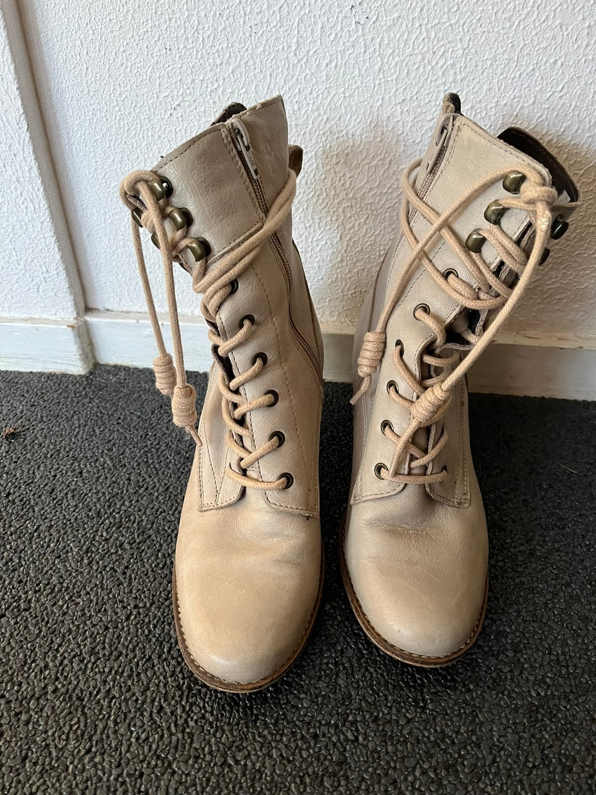 Cellini halfhoge rijg laarzen laarsjes met hak, Ophalen, Beige, Zo goed als nieuw, Lage of Enkellaarzen