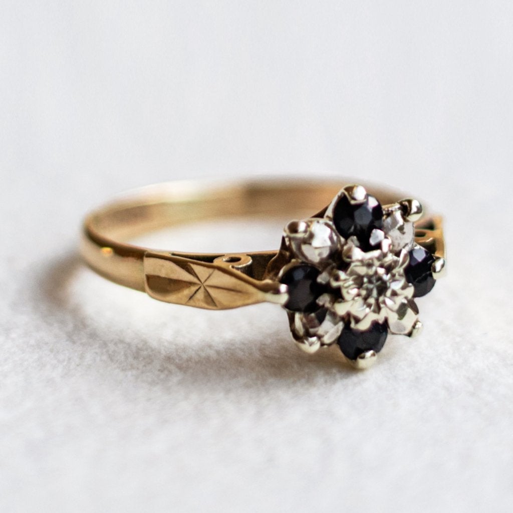 Vintage 9K gouden cluster ring met saffier & diamant - 15,25, Ophalen of Verzenden, Met edelsteen, Dame, Goud