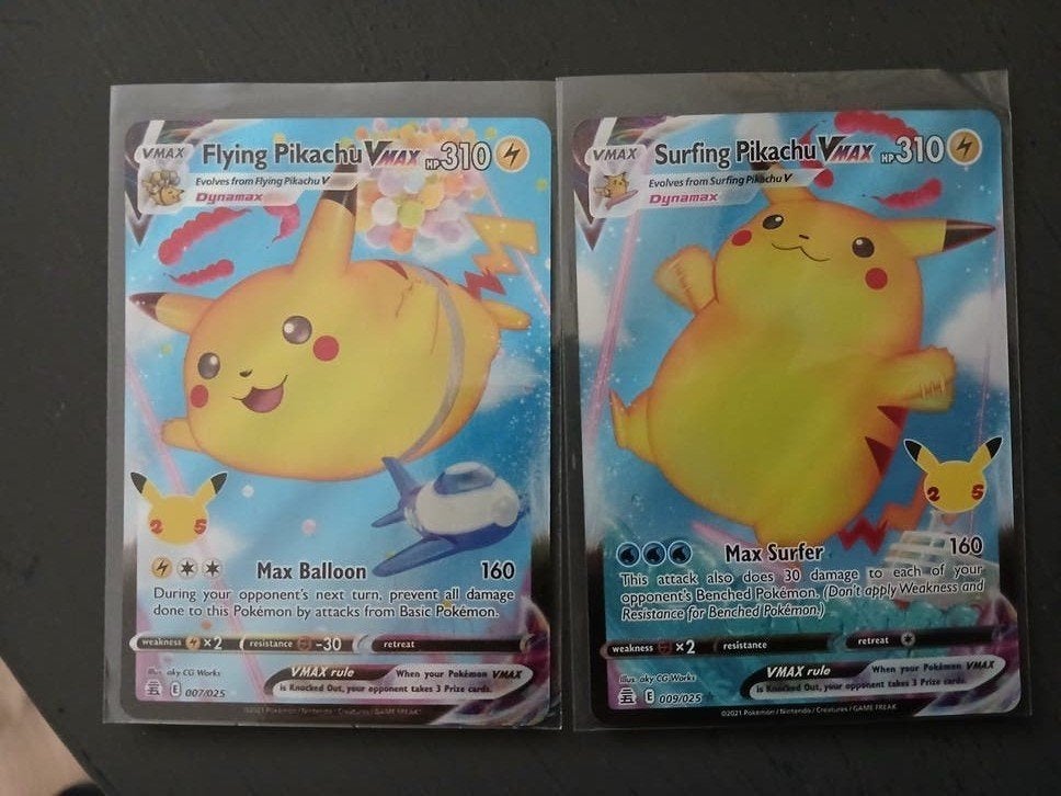 Flying Pikachu VMAX & Surfing Pikachu VMAX Pokémon kaarten, Ophalen of Verzenden, Zo goed als nieuw, Meerdere kaarten