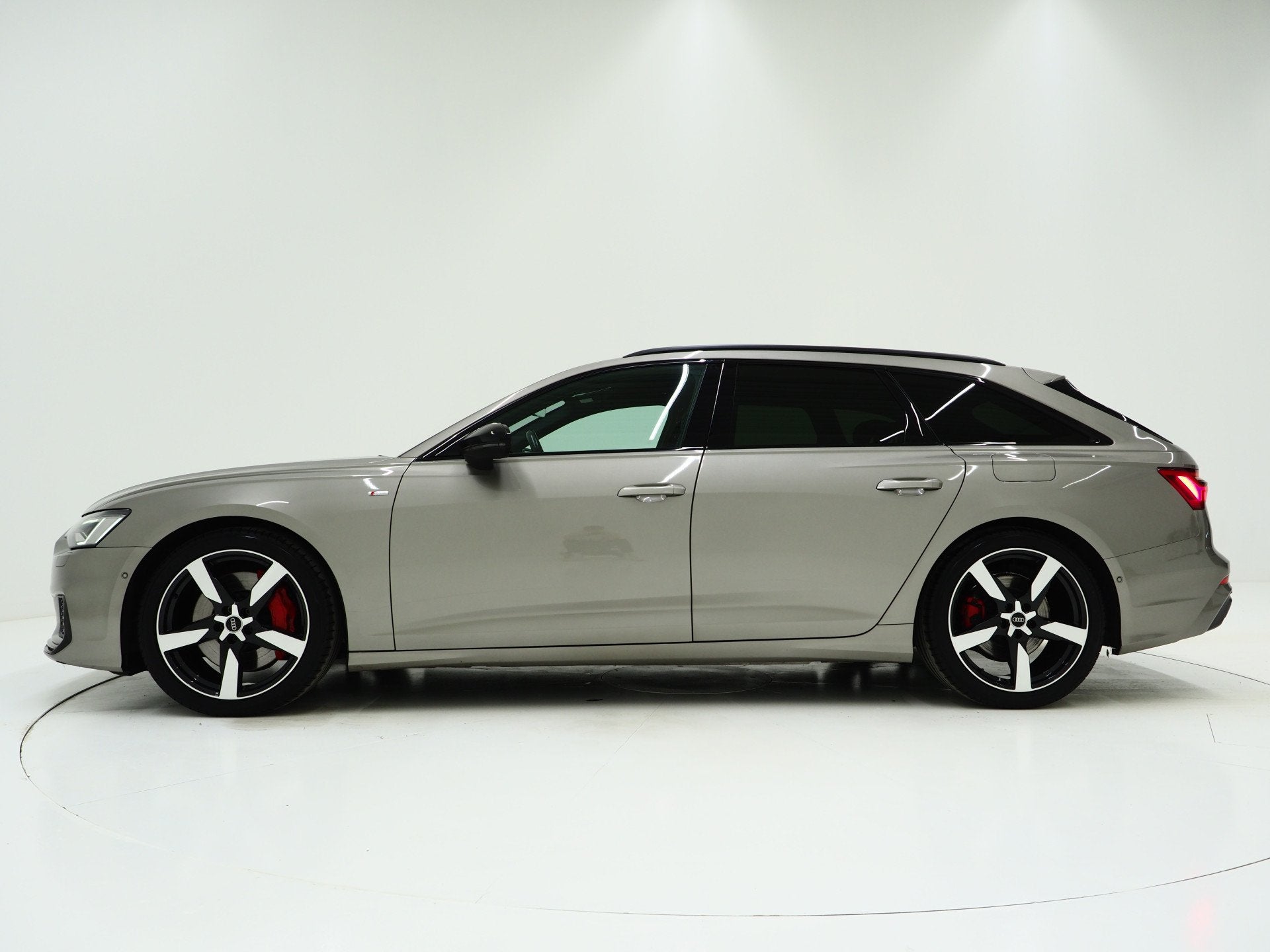 Audi A6 Avant 55 TFSI e quattro Competition Full Black | Key, Auto's, Automaat, Gebruikt, Zwart, Leder en Stof