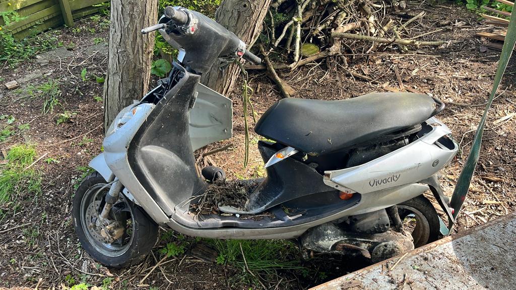 Gratis scooter kapot oud ijzer, Fietsen en Brommers, Brommeronderdelen | Scooters, Ophalen, Gebruikt, Overige typen, Overige merken