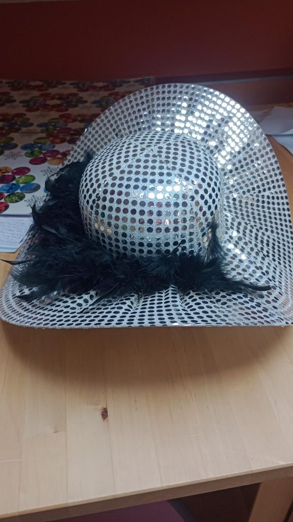NIEUW Hoed: zilver / wit met zwarte veren - glitter - one si, Ophalen of Verzenden, Nieuw, One size fits all, Hoed