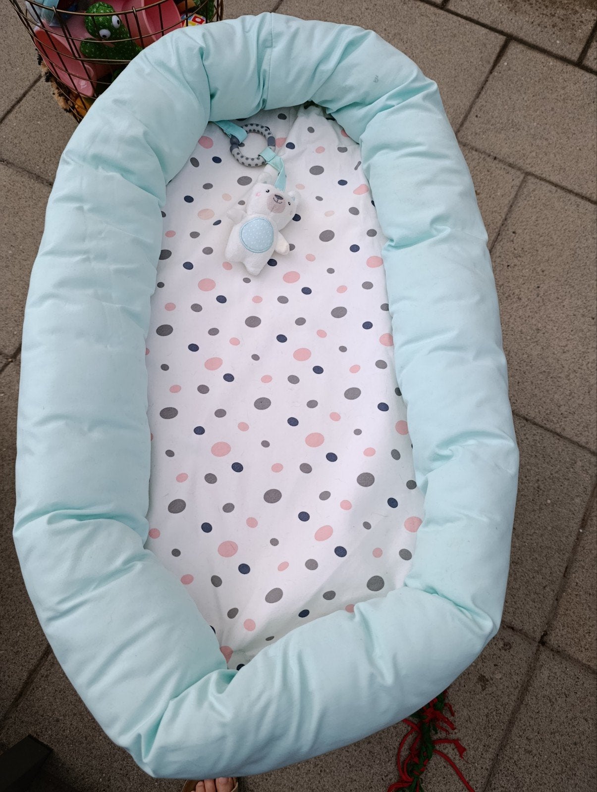 Babynestje met stippenpatroon en speeltje, Ophalen of Verzenden