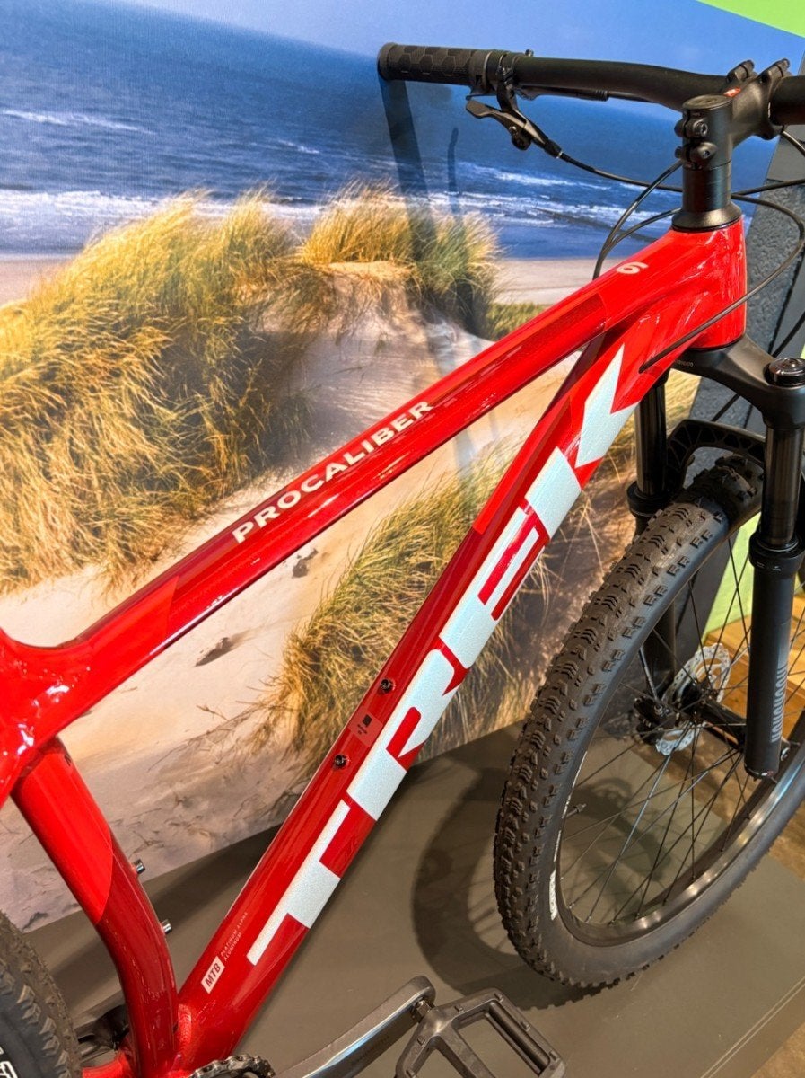 Foto 3 van TREK Procaliber 6 VIPER RED/CRIMSON ML 44cm ML