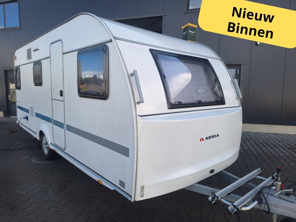 Adria Aviva 522 PT - Vandaag Binnen - Airco - Voortent 2025, Caravans en Kamperen, Caravans, Bedrijf, Treinzit, Meer dan 6, 5 tot 6 meter
