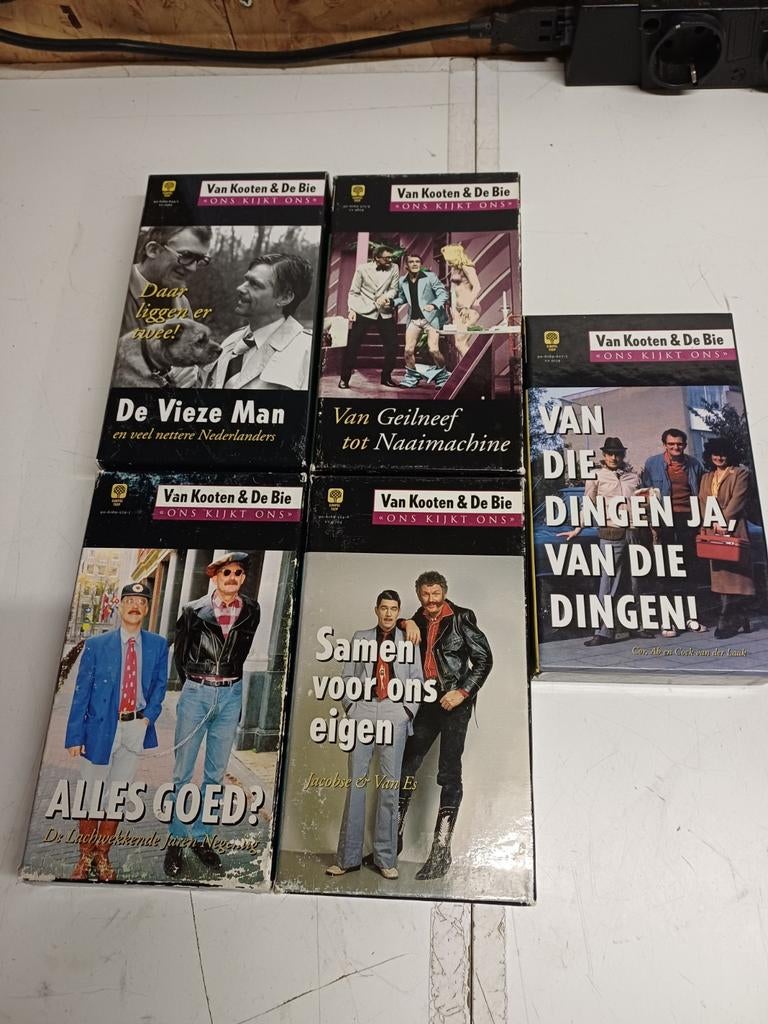 Van Kooten & De Bie - Ons Kijkt Ons VHS collectie (5 stuks), Cd's en Dvd's, VHS | Film, Alle leeftijden, Ophalen of Verzenden