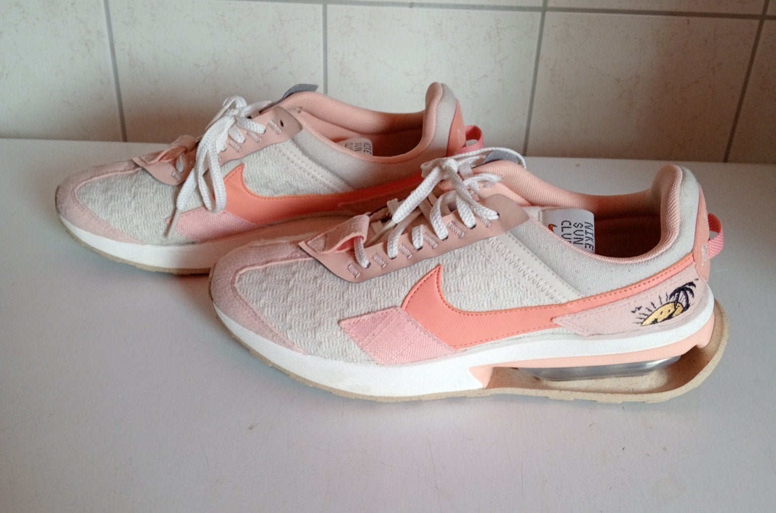Nike Air Max Pre-Day Sun Club - Beige/Oranje - Maat 40.5, Kleding | Dames, Beige, Nike, Ophalen of Verzenden, Sneakers of Gympen