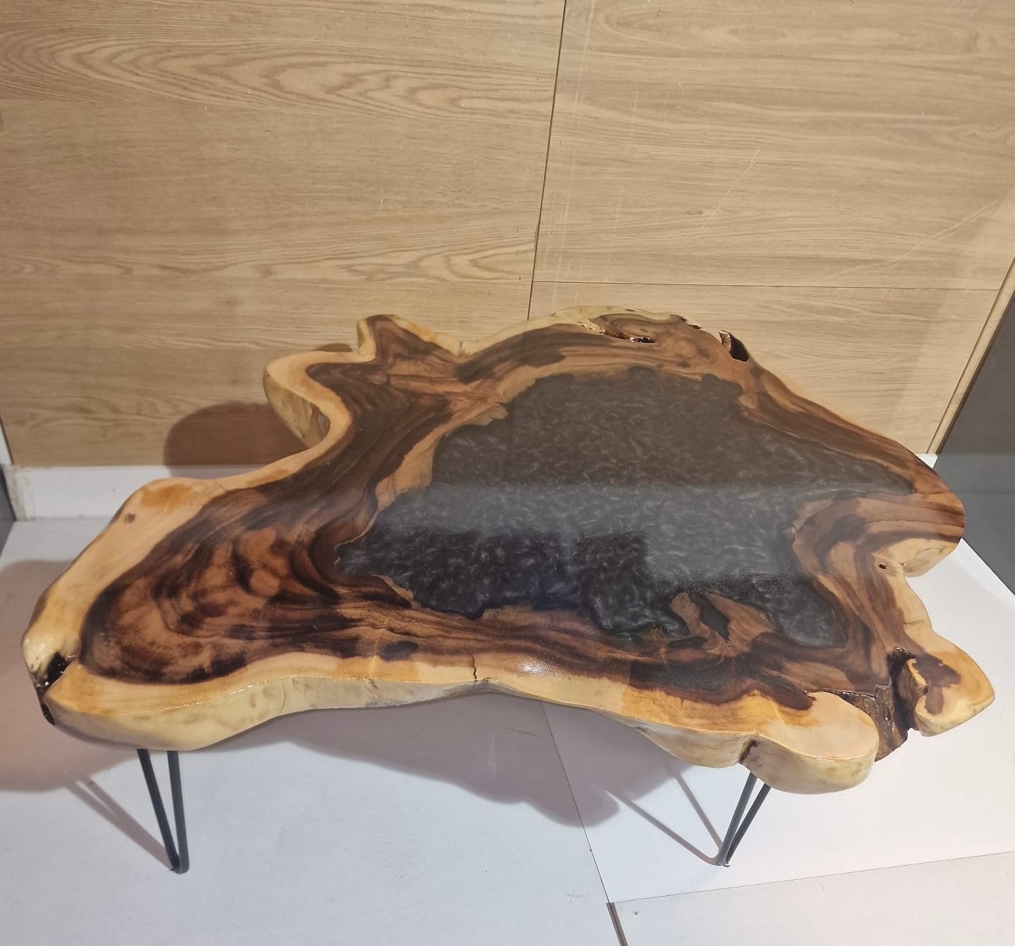 Unieke salontafel van suarhout met antraciet epoxy gevuld, 50 – 75, 100 tot 150 cm, Zo goed als nieuw, Overige vormen
