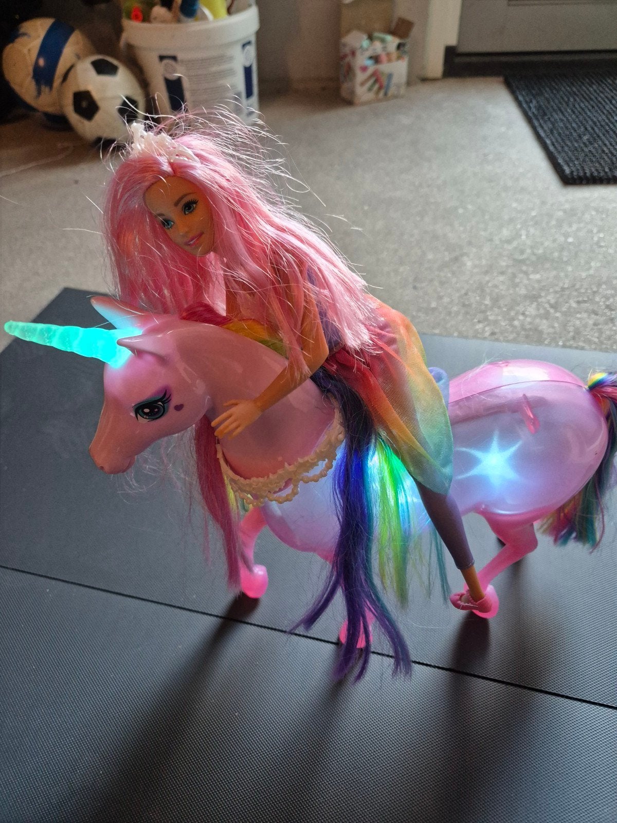 Barbie met eenhoorn - Lichtgevend en kleurrijk, Ophalen of Verzenden