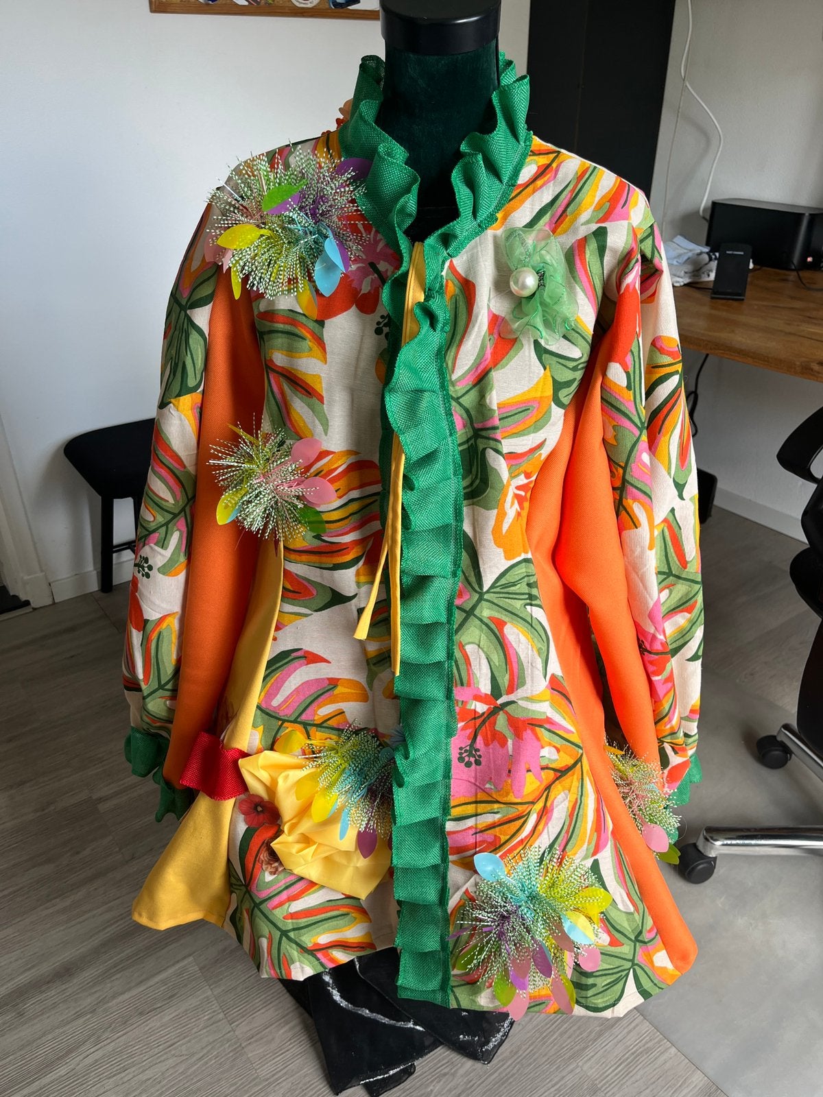 Nieuwe carnavalsjas voor het nieuwe seizoen maat L/Xl, Kleding | Dames, Carnaval, Maat 46/48 (XL) of groter, Nieuw, Ophalen of Verzenden