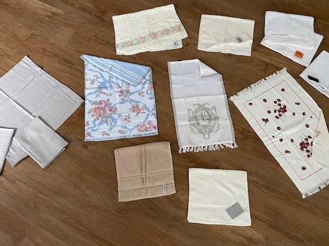 NIEUWE gastendoekjes (11 st.) en servetten (3 st.), Ophalen of Verzenden, Nieuw, Overige kleuren, Gastendoekje
