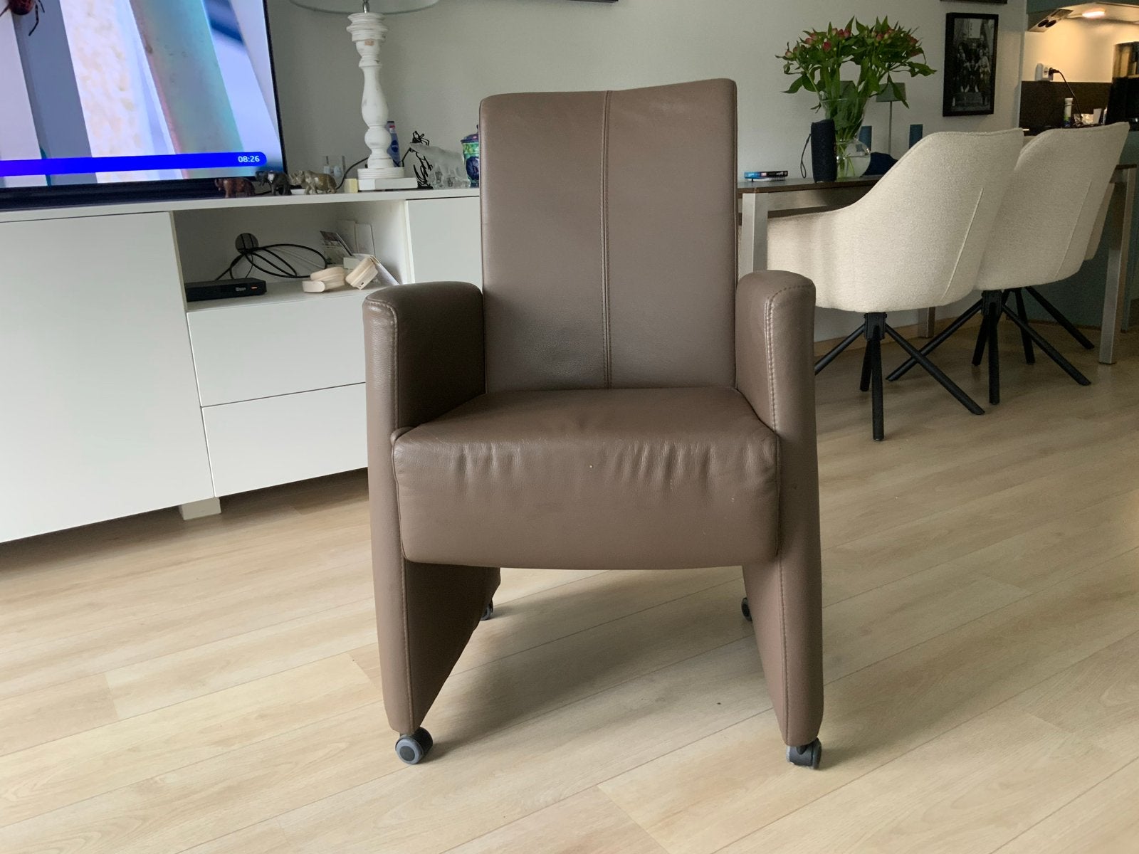 4 of 6 Comfortabele eetkamerstoelen op wieltjes. 50€ per st, Ophalen, Gebruikt, Bruin, Leer