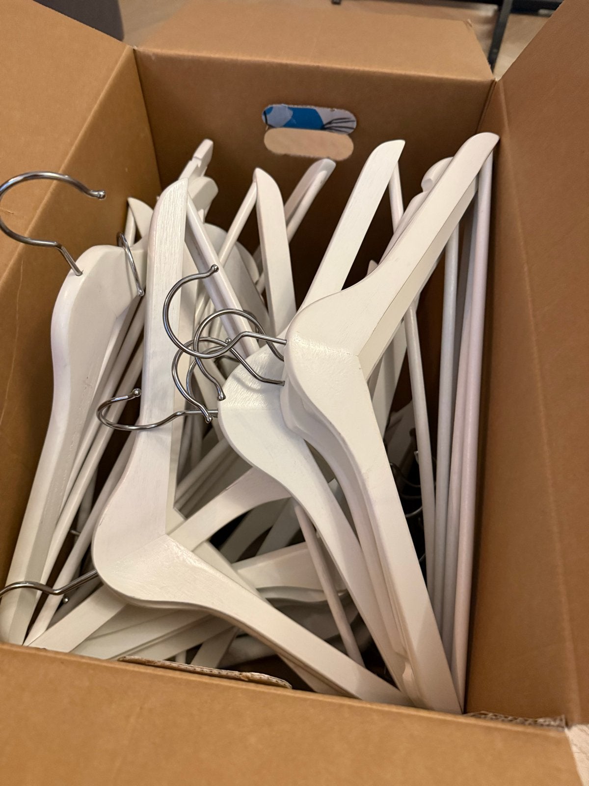 29 Witte houten kledinghangers, Kleding | Dames, Kledinghangers, Ophalen of Verzenden, Gebruikt, Hout, Volwassenen