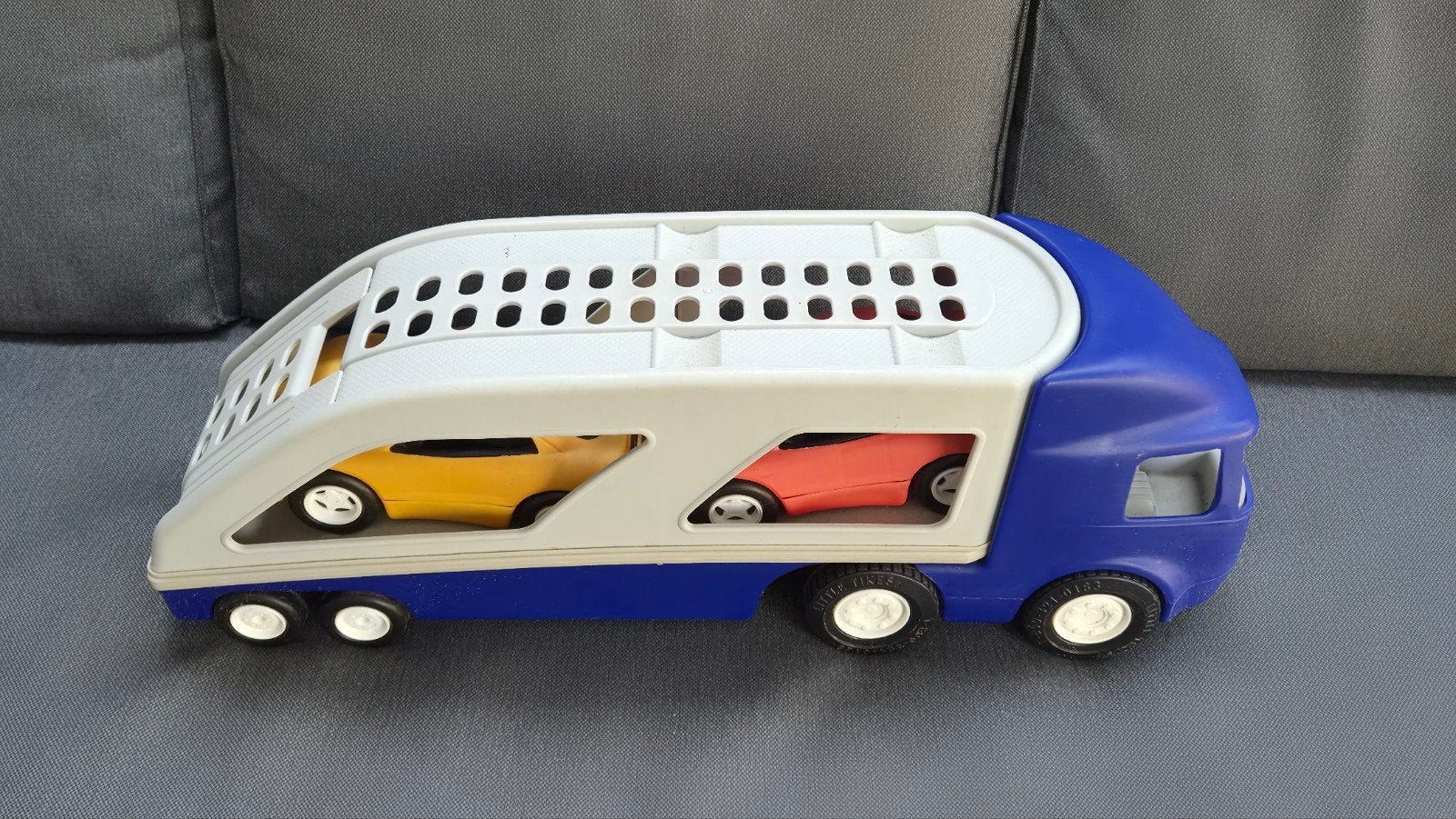 Little Tikes Autotransporter met 2 auto's, Kinderen en Baby's, Speelgoed | Speelgoedvoertuigen, Ophalen, Gebruikt
