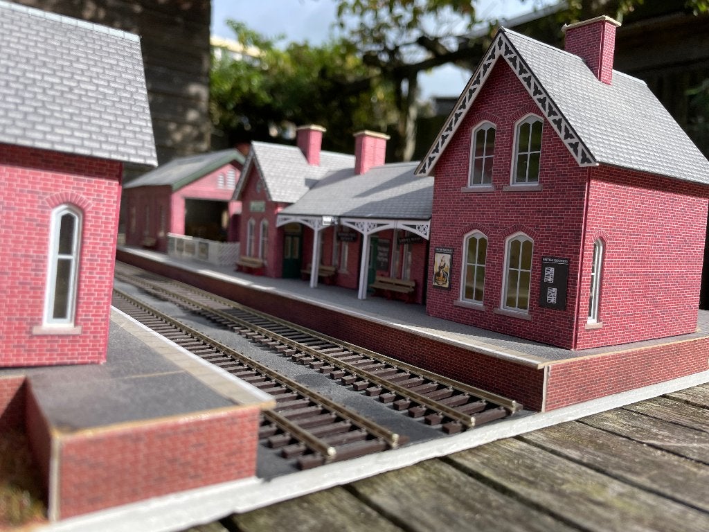 Metcalfe Station en bijgebouwen spoor 00/H0, mooi gemaakt!, Hobby en Vrije tijd, Gebruikt, -, Gelijkstroom of Wisselstroom, Brug, Tunnel of Gebouw