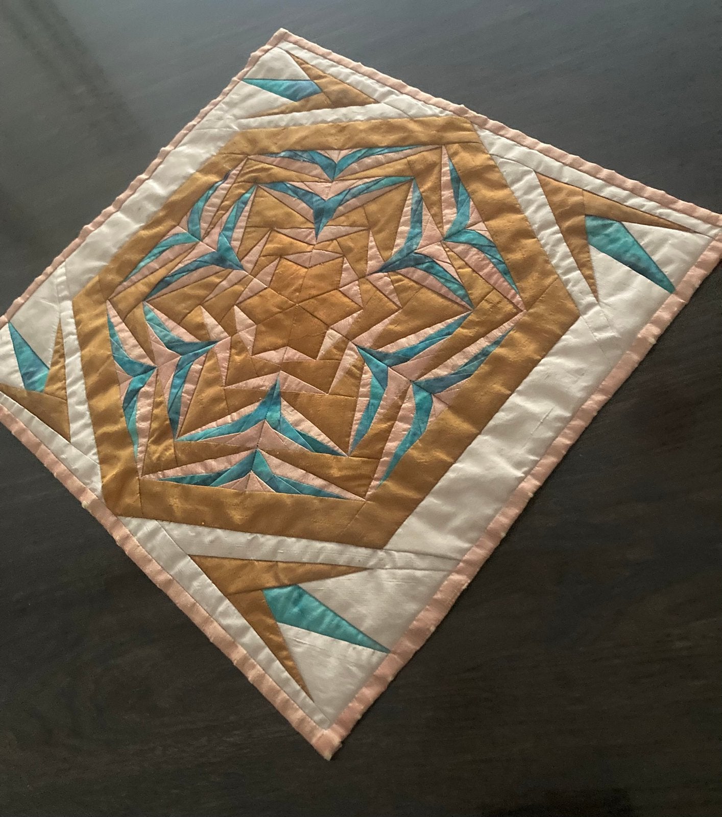 Decoratief handgemaakt zijden kleedje/quilt., Ophalen of Verzenden