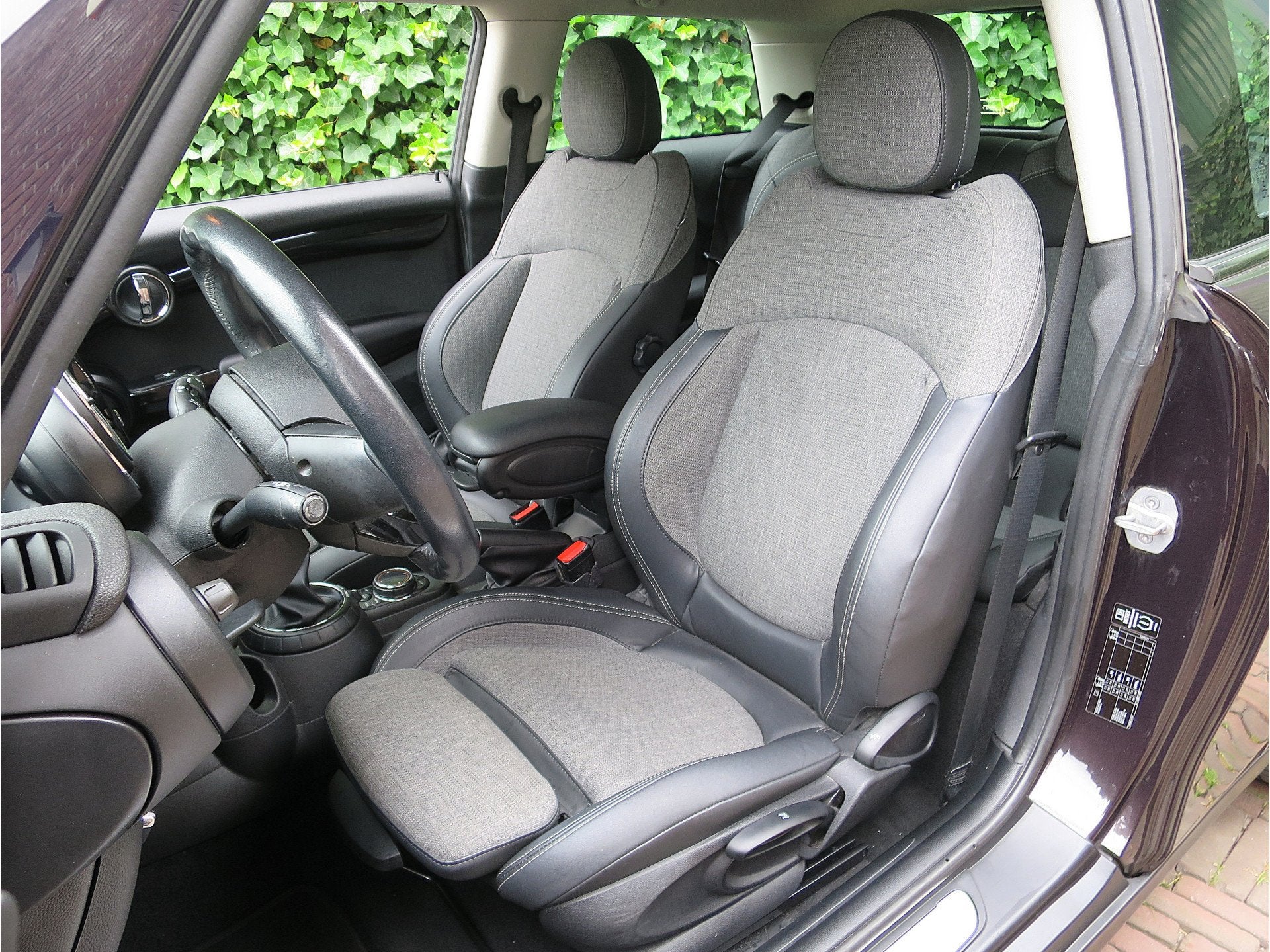 MINI Cooper 1.5 Salt F56 NL-auto, LED, XL-navi, BT, clima en, 136 pk, Gebruikt, 4 stoelen, Leder en Stof