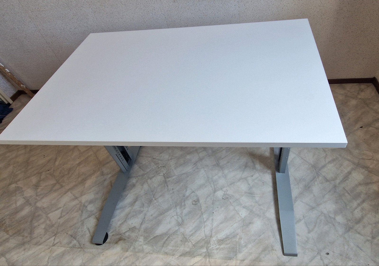 Wit in hoogte verstelbaar bureau - 140 cm breed, Ophalen, Overige typen, In hoogte verstelbaar, Zo goed als nieuw