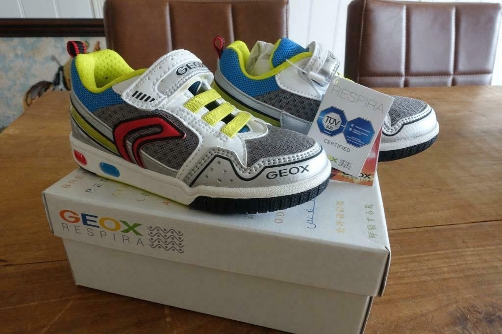Nieuwe Geox gympen schoenen met licht maat 28, Jongen of Meisje, Schoenen, Nieuw, Ophalen of Verzenden