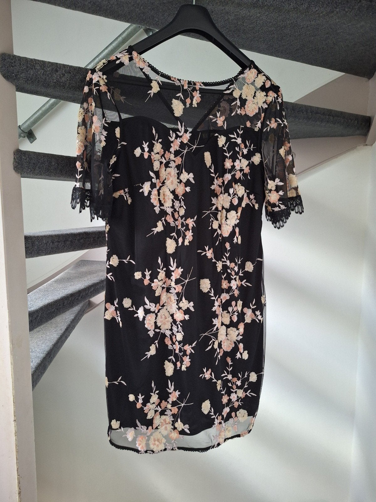 Zwarte jurk met bloemen en pailletten, maat 46, Ophalen of Verzenden