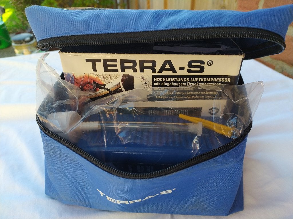 Terra-S, bandenreparatieset met compressor en dichtmiddel, Ophalen of Verzenden, Zo goed als nieuw