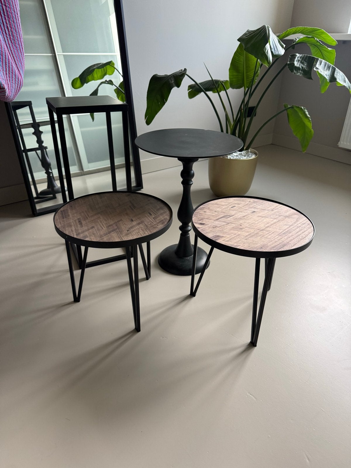 Set van 4 bijzettafels, zwart metaal en hout, Huis en Inrichting, Ophalen, Minder dan 55 cm, Gebruikt, Rond