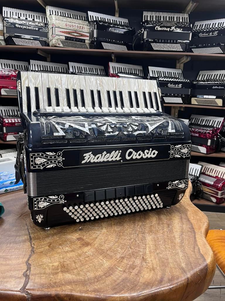Fratelli Crosio cassotto 120 bas 4 korig, Muziek en Instrumenten, Accordeons, Overige merken, Fratelli crosio, Met koffer, Zo goed als nieuw